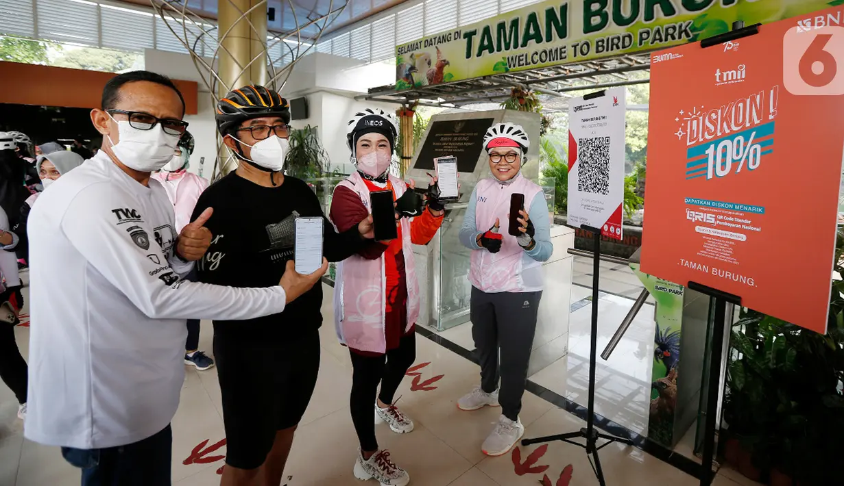 Direktur Eks TMII I Gusti Putu Ngurah Sedana, Direktur Teknik & Infrastruktur TWC Mardijono Nugroho, Wakil Dirut BNI Adi Sulistyowati dan Direktur Bisnis Konsumer Corina Leyla Karnalies membeli tiket masuk Taman Burung menggunakan QRIS di TMII Jakarta, Sabtu (02/10/2021). (Liputan6.com/HO/BNI)	`