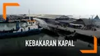 Petugas pemadam kebakaran melakukan pendinginan tehadap kapal-kapal yang terbakar di Muara Baru. Petugas juga terus melakukan proses pendinginan