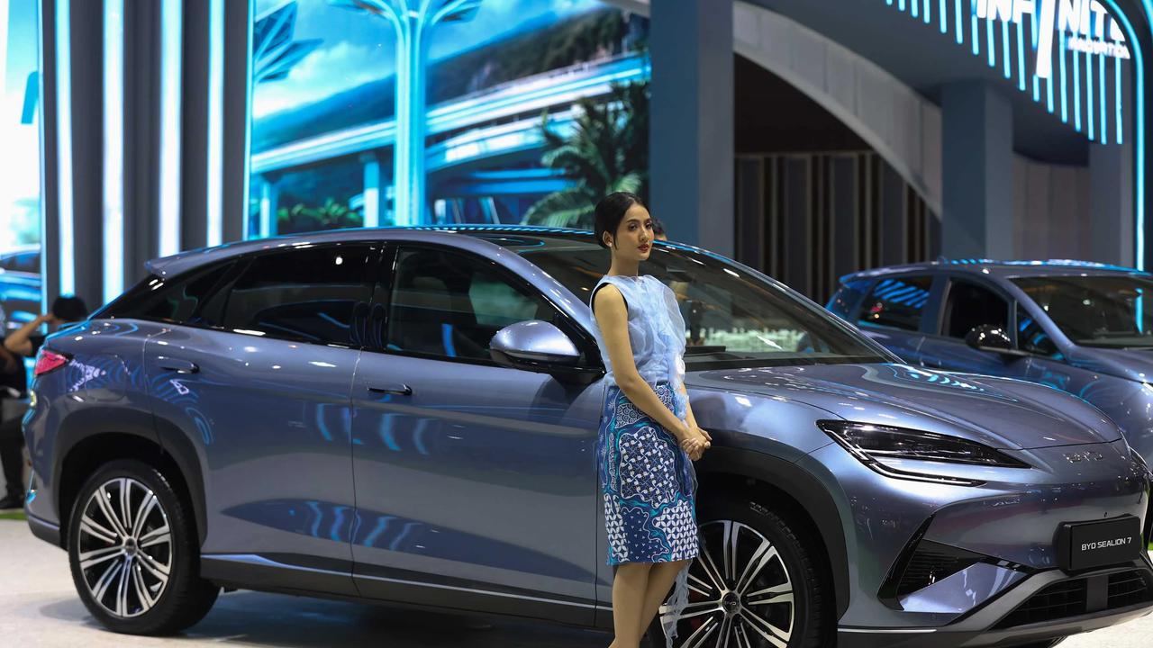 FOTO:  Senyum SPG Hiasi IIMS 2026