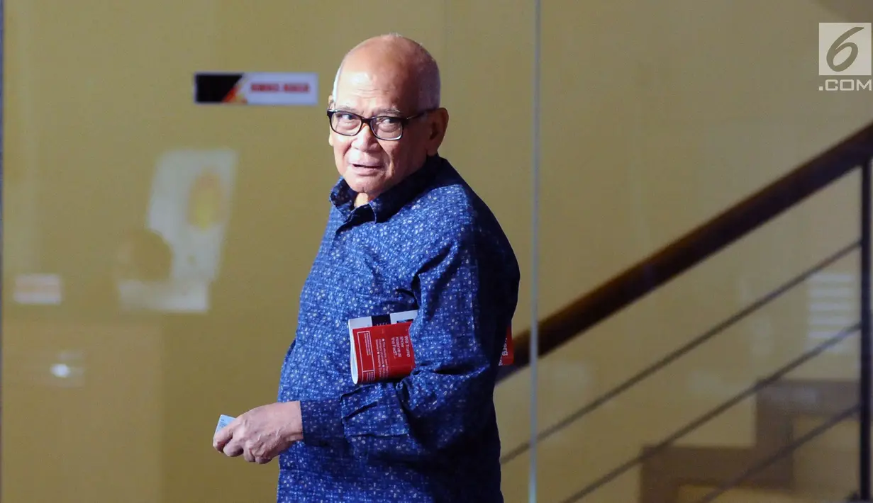 Mantan Menko Perekonomian Dorodjatun Kuntjoro Jakti bersiap keluar gedung KPK usai diperiksa, Jakarta, Selasa (2/1). Dorodjatun diperiksa sebagai saksi dugaan korupsi penerbitan SKL BLBI kepada BDNI. (Liputan6.com/Helmi Fithriansyah)