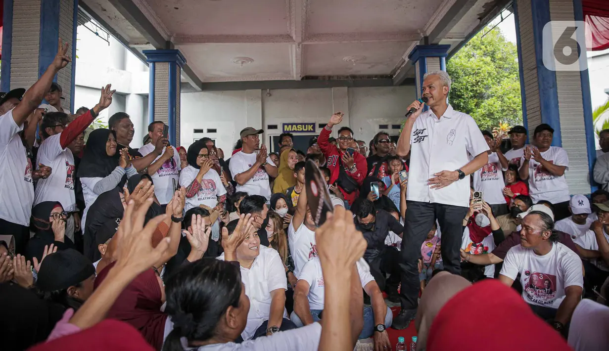 Ganjar pun menyempatkan berdialog secara langsung dengan para nelayan. (Liputan6.com/Faizal Fanani)