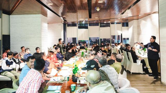 Menteri Pemuda dan Olahraga Republik Indonesia (Menpora) RI, Erick Thohir, menggelar silaturahmi bersama media di Jakarta pada Selasa (24/2/2026) malam WIB. (Bola.com/Dok.Kemenpora).