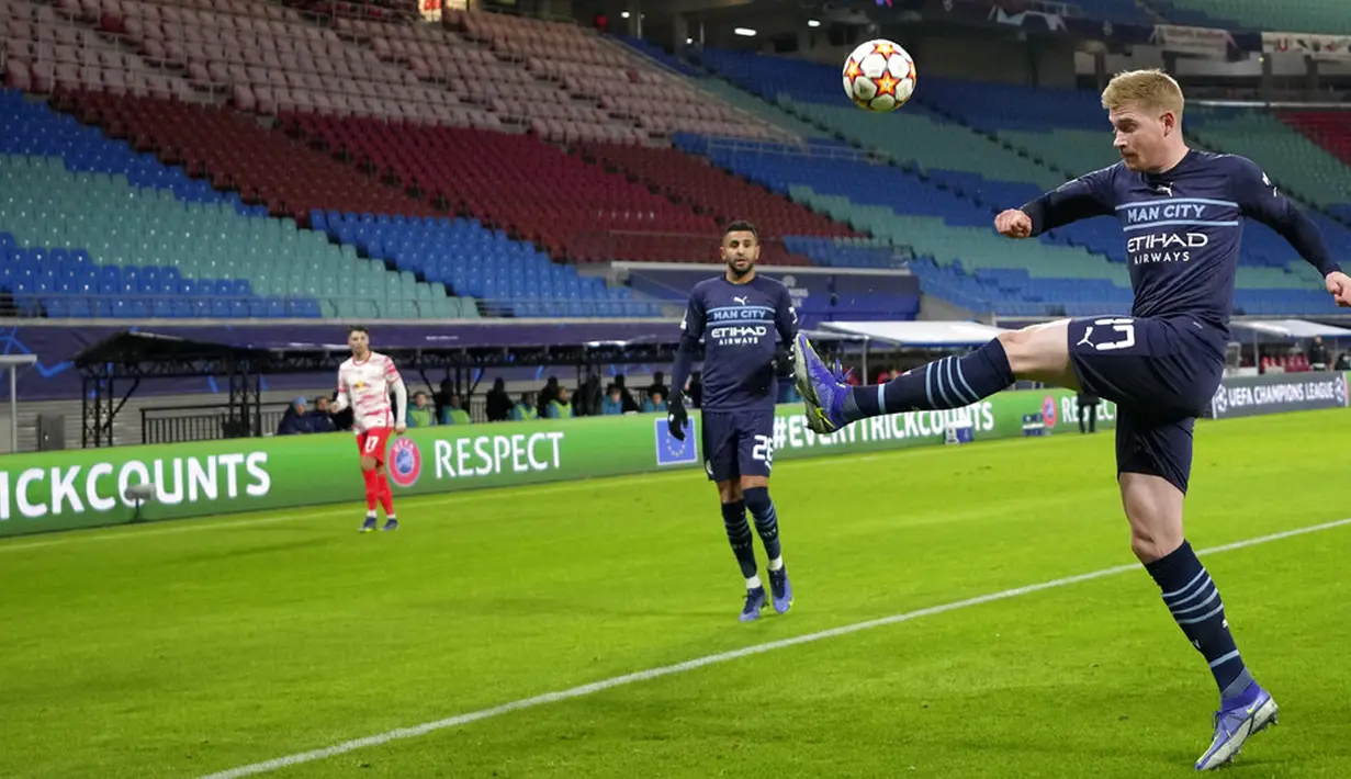 Pemain Manchester City Kevin De Bruyne menendang bola saat melawan RB Leipzig pada pertandingan sepak bola Grup A Liga Champions di Red Bull Arena, Leipzig, Jerman, 7 Desember 2021. RB Leipzig menang 2-1. (AP Photo/Michael Sohn)
