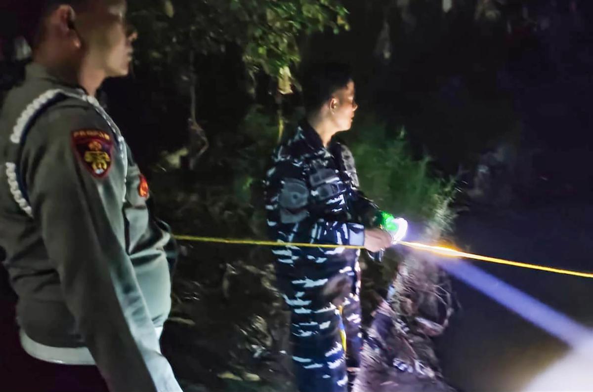 FOTO: TNI AL Evakuasi Dua Korban Tenggelam di Sungai Cisanggarung Cirebon