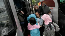 Pemudik memasuki bus di Terminal Kampung Rambutan, Jakarta, Jumat (1/7). H-5 jelang puncak arus mudik Lebaran 2016, terminal Kampung Rambutan mulai dipadati pemudik. (Liputan6.com/Yoppy Renato)