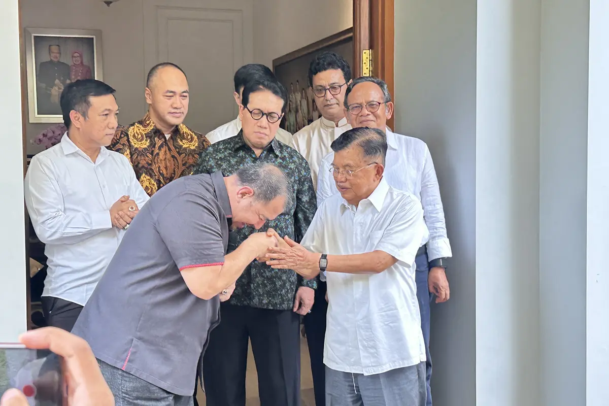 Wakil Presiden ke-10 dan ke-12 Jusuf Kalla menerima kunjungan pendeta Gilbert Lumoindong