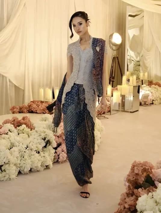 Anya Geraldine tampil mengenakan kebaya lace abu-abu dipadukan selendang batik dihiasi bros senada dengan bawahannya. [@anyageraldine]