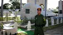 Anggota militer berjaga-jaga di dekat batu granit besar, tempat abu Fidel Castro diletakan, di pemakaman Santa Ifigenia, Santiago, Kuba, (4/12). Fidel Castro meninggal pada usia 90 tahun. (REUTERS/Ivan Alvarado)