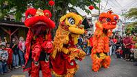 Para penari barongsai tampil di hadapan warga pada hari perayaan Tahun Baru Imlek di Kawasan Pecinan Surabaya, Jawa Timur pada Rabu 29 Januari 2025. (JUNI KRISWANTO/AFP)