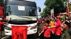 Ketua DPP PDIP nonaktif, Puan Maharani secara simbolis melepas peserta mudik gratis PDIP di Kantor DPP PDIP, Jakarta, Selasa (12/6). Sebanyak delapan ribu peserta diberangkatkan hari ini. (Liputan6.com/JohanTallo)