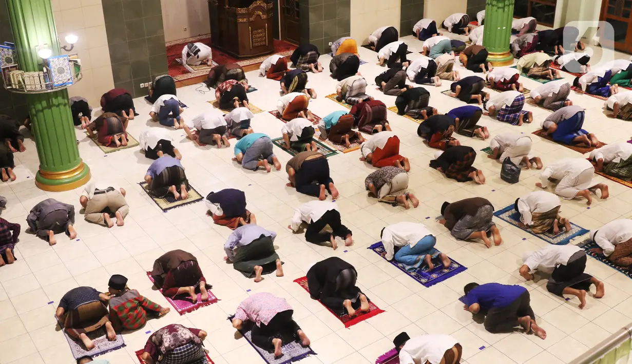 Jemaah melaksanakan salat tarawih pertama Ramadan 1441 Hijriah di Masjid Jami Al Ma'wa, Karang Tengah, Tangerang, Banten, Kamis (23/42020). Warga melaksanakan salat tarawih berjemaah dengan menerapkan physical distancing untuk mencegah penyebaran virus corona COVID-19. (Liputan6.com/Angga Yuniar)