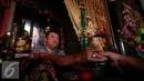 Warga keturunan Tionghoa memasangkan kembali  patung dewa usai di cuci di Klenteng Poncowinatan, Yogyakarta, Selasa (2/2/2016). Patung patung dewa di bersihkan untuk menyambut perayaan imlek. (Liputan6.com/Boy Harjanto)