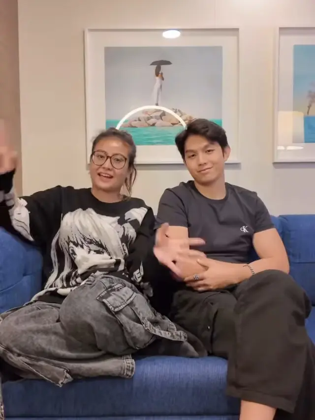 Awkarin dan Jonathan Alden di Kapal Pesiar