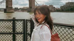 Tampil stylish, Amel Carla yang tampil semakin dewasa ini menuai banyak pujian. Berfoto dengan latar belakangan jembatan London yang terkenal, Amel terlihat menawan dengan kemeja putih terlihat terbuat dari kain brokat. (Liputan6.com/IG/@amelcarla)