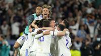Para pemain Real Madrid merayakan keberhasilan melangkah ke final Liga Champions setelah meraih kemenangan lewat babak extra time pada leg kedua semifinal Liga Champions yang digelar di Santiago Bernabeu, Kamis (5/5/2022) dini hari WIB. Real Madrid lolos ke final dengan agregat 6-5. (AP Photo/Manu Fernandez)
