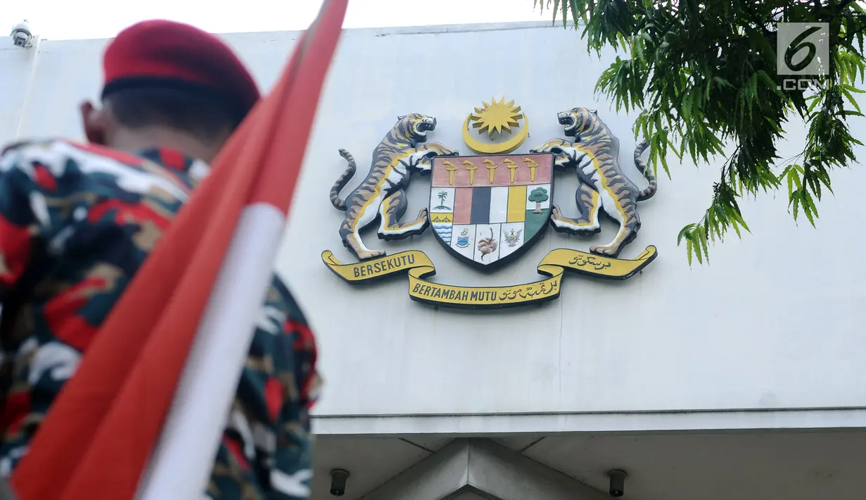 Salah satu peserta aksi saat berunjuk rasa di depan Kedubes Malaysia, Jakarta, Senin (21/8). Aksi ini terkait kasus terbaliknya bendera Merah Putih pada buku panduan pelaksanaan SEA Games 2017. (Liputan6.com/Helmi Fithriansyah)