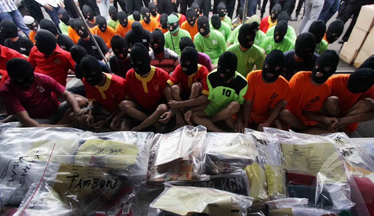 Aparat kepolisian mengungkap hasil operasi pemberantasan premanisme di Mapolda Metro Jaya, Jakarta, Selasa (3/2/2015). Ratusan tersangka beserta barang bukti diamankan dalam operasi preman tersebut. (Liputan6.com/JohanTallo)