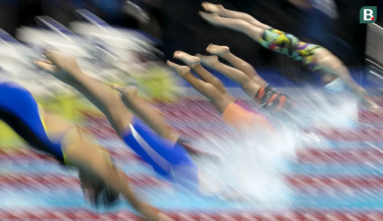 Aksi start para perenang saat  final nomor 800 meter gaya bebas putri pada Asian Games 2018 di Stadion Akuatik Gelora Bung Karno Senayan, Jakarta Kamis (23/8/2018). (Bola.com/Peksi Cahyo)