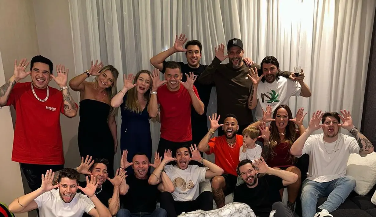 Begini potret pesepakbola Brasil, Neymar kompak pakai baju nuansa merah,putih dan hitam saat rayakan Natal bersama keluarga besar. Rame banget! @neymarjr.
