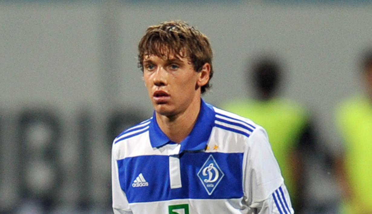 Pemain FC Dynamo Kiev, Denys Garmash menjadi pencetak gol ke gawang Macabi Tel Aviv pada lanjutan liga Champions di Stadion NSK Olimpiyskyi - Kyiv, Kamis (10/12/2015) dini hari WIB. (AFP Photo/Genya Savilov)