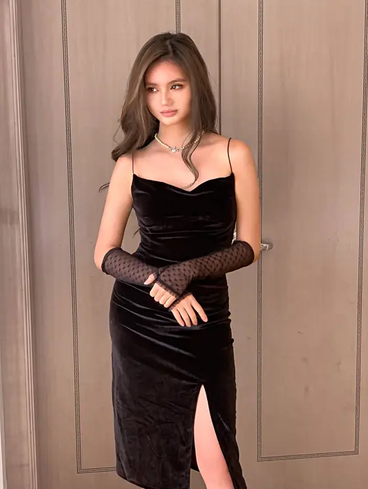 Tidak jarang penampilan Joceline Somer Tan ini tuai pujian banyak netizen. Bahkan tidak sedikit yang sebut sosoknya sebagai bidadari yang tengah turun ke Bumi. Seperti saat tampil pakai dress ini gayanya pun terlihat dewasa nan menawan. (Liputan6.com/IG/@jocelinesomer)