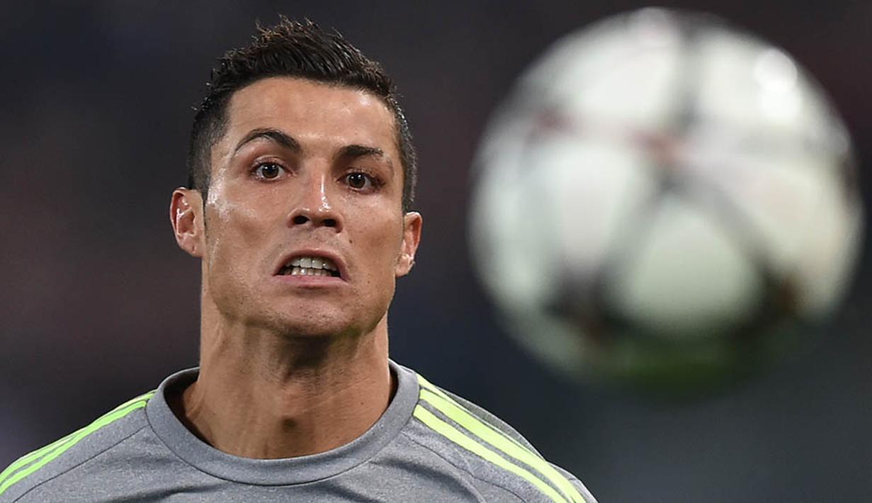 Penyerang Real Madrid, Cristiano Ronaldo, berusaha mengontrol bola saat laga melawan Roma. Pemain asal Portugal ini berhasil mencetak gol pertama pada menit ke-57 melalui umpan dari Marcelo. (AFP/Alberto Pizzoli)