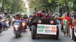 Pengisi acara Karnaval SCTV menyapa warga saat mengikuti pawai artis keliling Kota Bojonegoro, Jawa Timur, Sabtu (30/3). Karnaval SCTV di Bojonegoro berlangsung pada 30-31 Maret 2019. (Liputan6.com/Pool/SCTV)