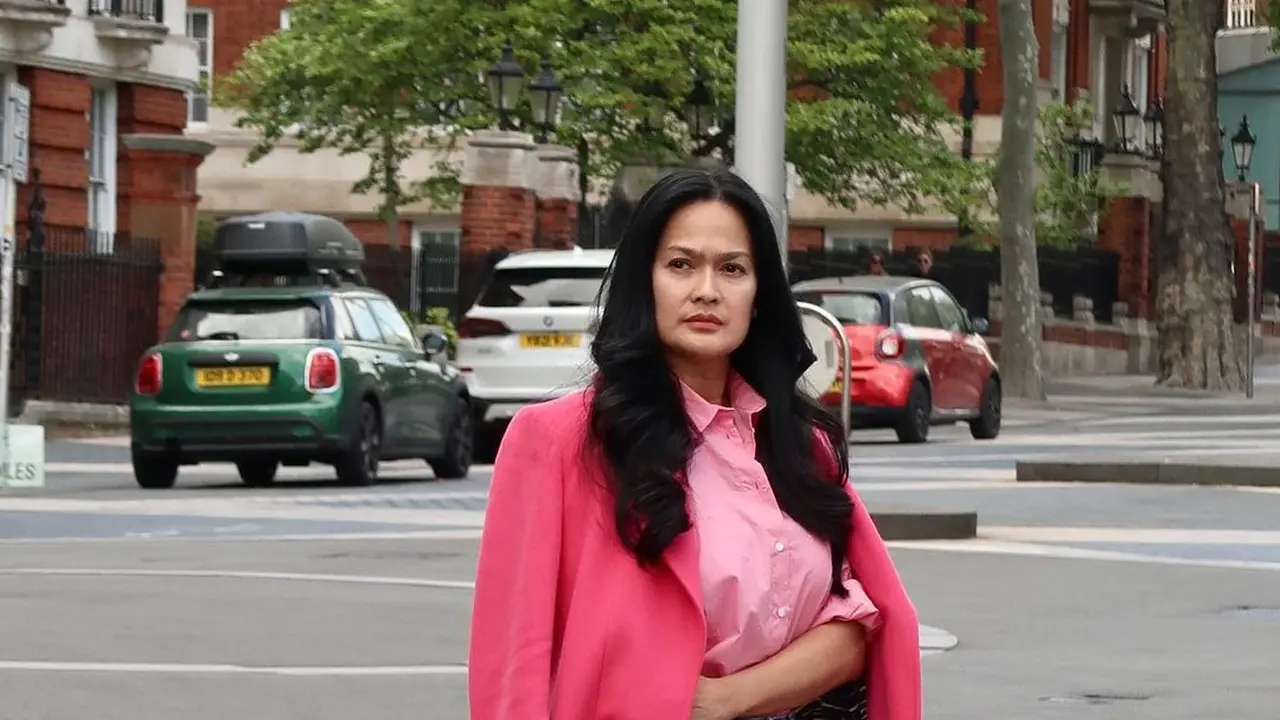 Donna Harun saat liburan di London, tetap kece meski sudah punya banyak cucu