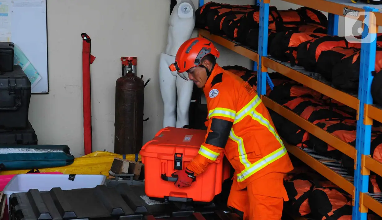 Tim Basarnas melakukan persiapan peralatan untuk bantuan  tim pencarian dan penyelamatan (SAR) ke Turki di lapangan BSG Basarnas, Jakarta, Rabu (8/2/2023). Hingga Rabu (8/2), korban tewas akibat gempa bumi dahsyat di Turki dan Suriah melonjak menjadi lebih dari 8.700 orang. (merdeka.com/Imam buhori)