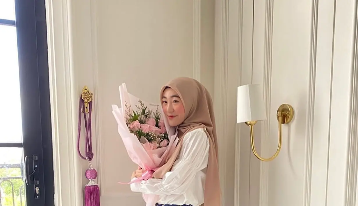 Knit top dipadukan floral skirt dan hijab segi empat beri kesan kasual yang stylish.