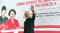 Bakal calon presiden 2024 dari PDIP Ganjar Pranowo melambaikan tangan saat meresmikan Rumah Aspirasi Relawan Pemenangan yang sekaligus menjadi Sekretariat Tim Koordinasi Relawan Pemenangan Pilpres 2024 di Jakarta, Kamis (1/6/2023). Ganjar hadir bersama elite PDIP, PPP, dan Partai Hanura. (Liputan6.com/Johan Tallo)