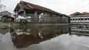 Jurnalis membawa gerobak berisi bantuan sembako di Pulau Panjang, Serang, Banten, Sabtu (30/1/2021). Perwakilan wartawan yang tergabung dalam Jurnalis Peduli menyalurkan bantuan sembako dan uang tunai bagi warga terdampak Covid-19. (Liputan6.com/Pool/JP)