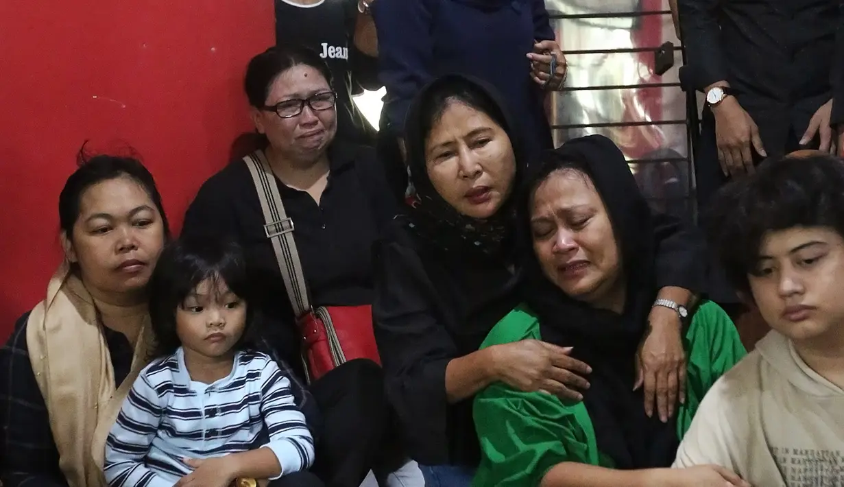 Di sisi jasad Yon yang kini sudah terkujur kaku, orang-orang terkasihnya seperti keluarga dan para sahabat duduk bersimpuh memberikan doa, sebagai bentuk penghormatan terakhirnya kepada Yon Koeswoyo. (Bambang E.Ros/Bintang.com)