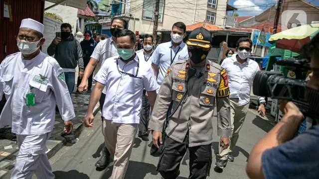 FOTO: Polisi Kembali Layangkan Surat Pemanggilan Rizieq Shihab di Petamburan