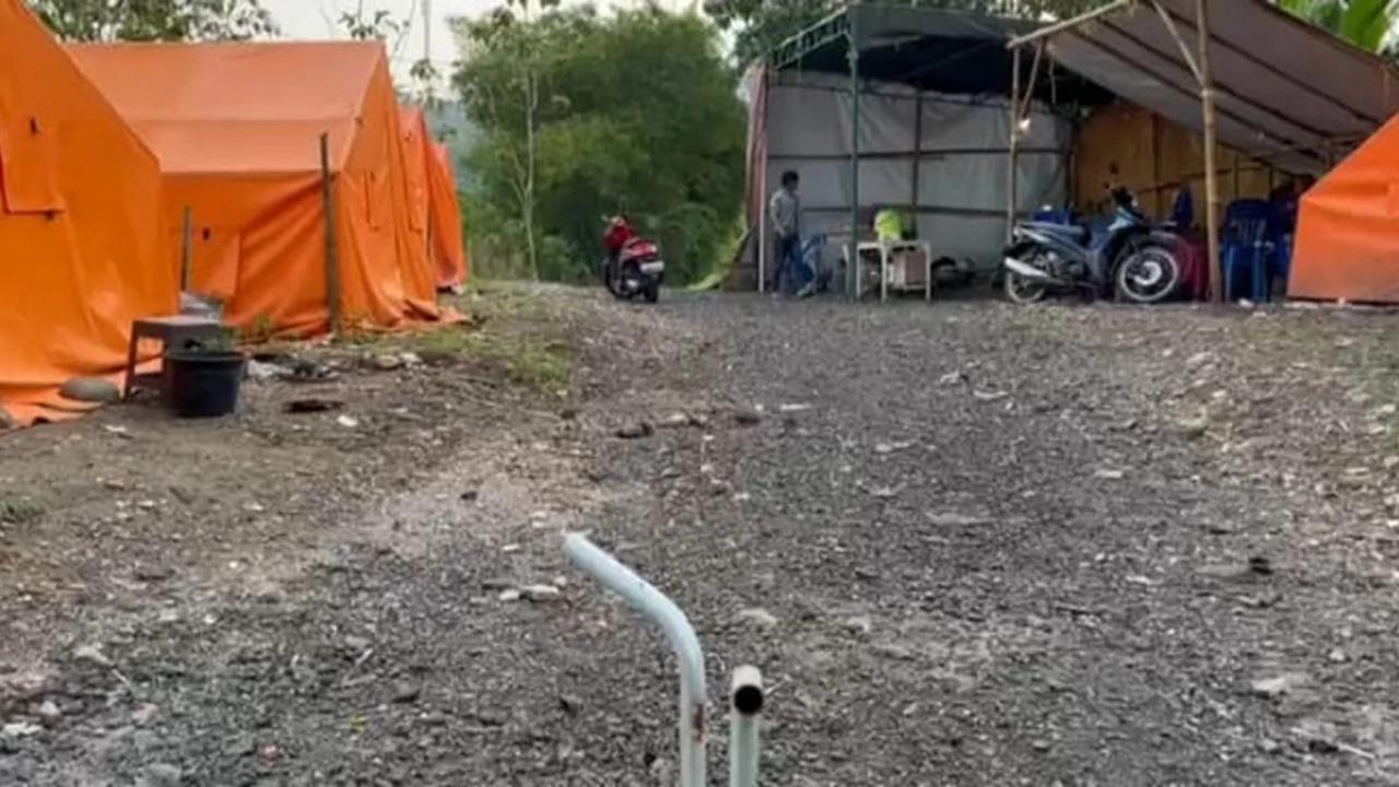 Tenda pengungsian warga terdampak tanah bergerak