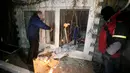 Para demonstran membakar fasilitas bank Rusia, Sberbank di Kyiv, Ukraina, (21/11). Aksi dilakukan untuk memperingati tragedi kerusuhan 2014 yang menyebabkan lebih dari 100 warga Ukraina tewas. (REUTERS/Valentyn Ogirenko)
