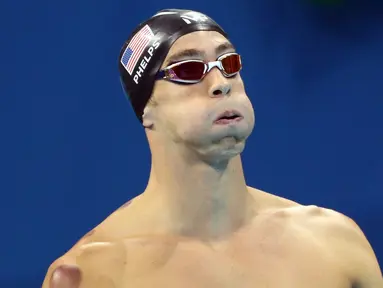 Perenag pria AS, Michael Phelps saat berlaga di kategori estafet gaya bebas 4x100 meter pada Olimpiade Rio de Janeiro 2016 di Olympic Aquatics Stadium, Brasil (7/8). (REUTERS/Stefan Wermuth)