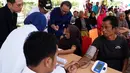 Direktur PT Hero Supermarket Tbk Hadrianus Wahyu Trikusomo berbincang dengan warga korban gempa ketika pemeriksaan kesehatan di Mataram, NTB, Rabu (15/8). PT Hero Supermarket Tbk memberikan bantuan dan dukungan. (Liputan6.com/HO/Eko)