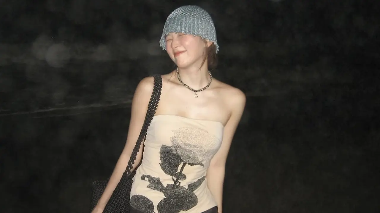 Seulgi Red Velvet saat liburan di Bali dengan gaya chic. [@hi_sseulgi]