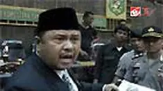 Sidang paripurna DPRD Kota Medan dengan agenda pergantian Ketua DPRD baru, berakhir ricuh. Ketua DPRD lama tidak rela dinonaktifkan.