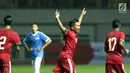 Pemain Timnas Indonesia U-16, Sukra Yatul Fajra melakukan selebrasi usai mencetak gol ke gawang Singapura U-16 saat laga persahabatan di Stadion Wibawa Mukti, Kab Bekasi, Kamis (8/6). Indonesia U-16 menang telak 4-0. (Liputan6.com/Helmi Fithriansyah)