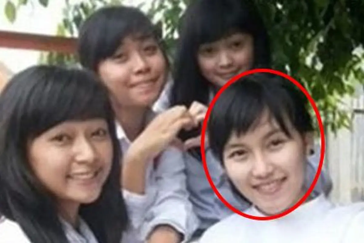Potret jadul Ayu Ting Ting bersama geng semasa SMA (Sumber: Instagram/@haja1069)