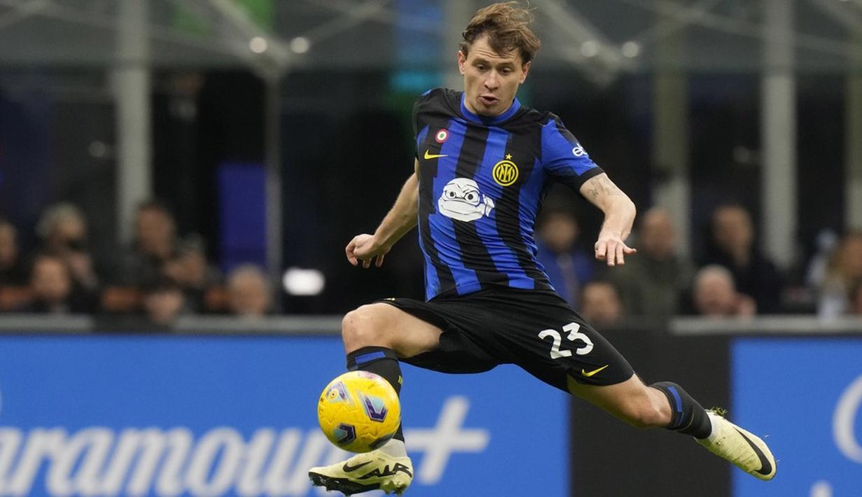 Pemain Inter Milan, Alexis Sanchez, melakukan selebrasi setelah mencetak gol ke gawang Genoa pada laga Liga Italia di Stadion Giuseppe Meazza, Selasa (5/3/2024). (AP Photo/Luca Bruno)