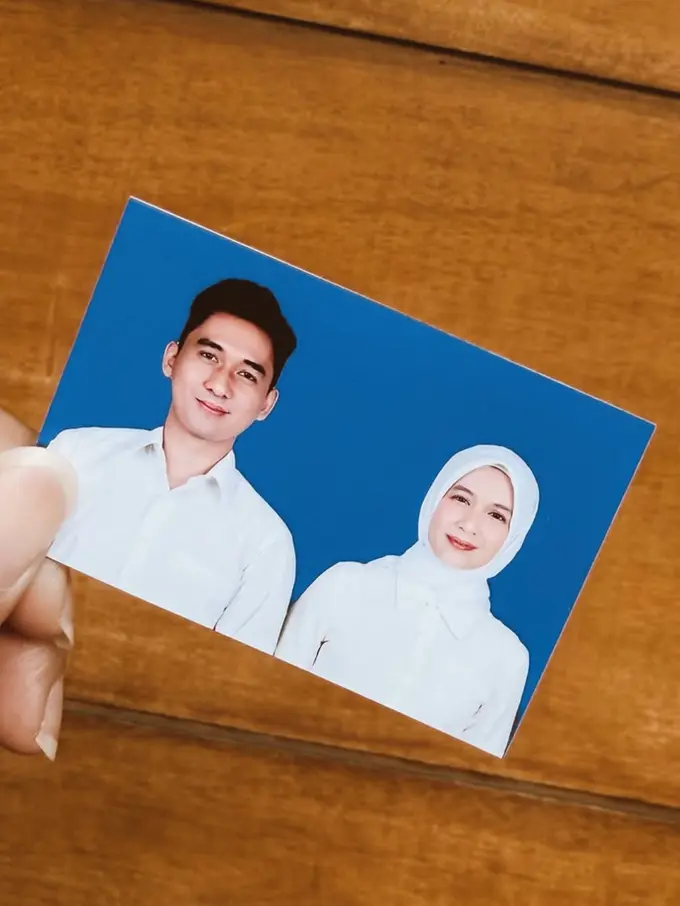 Dea Annisa yang Akrab Disapa Dea Imut Foto Latar Biru Bersama Kekasih