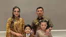Menghadirkan pesona glamor, gaun sequin juga tampak begitu sempurna saat dipakai Arsy. Ia menambahkan sepatu flats sebagai pelengkap dari gayanya.  [Foto: Instagram/ Arsy Hermansyah]