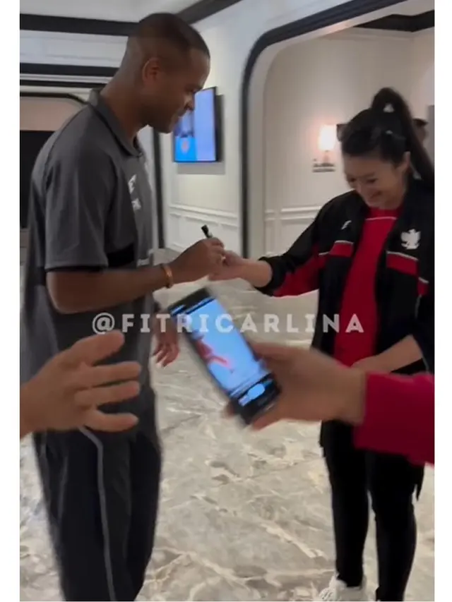 6 Potret Fitri Carlina Berangkat ke Australia, Persiapan Kawal Timnas Indonesia