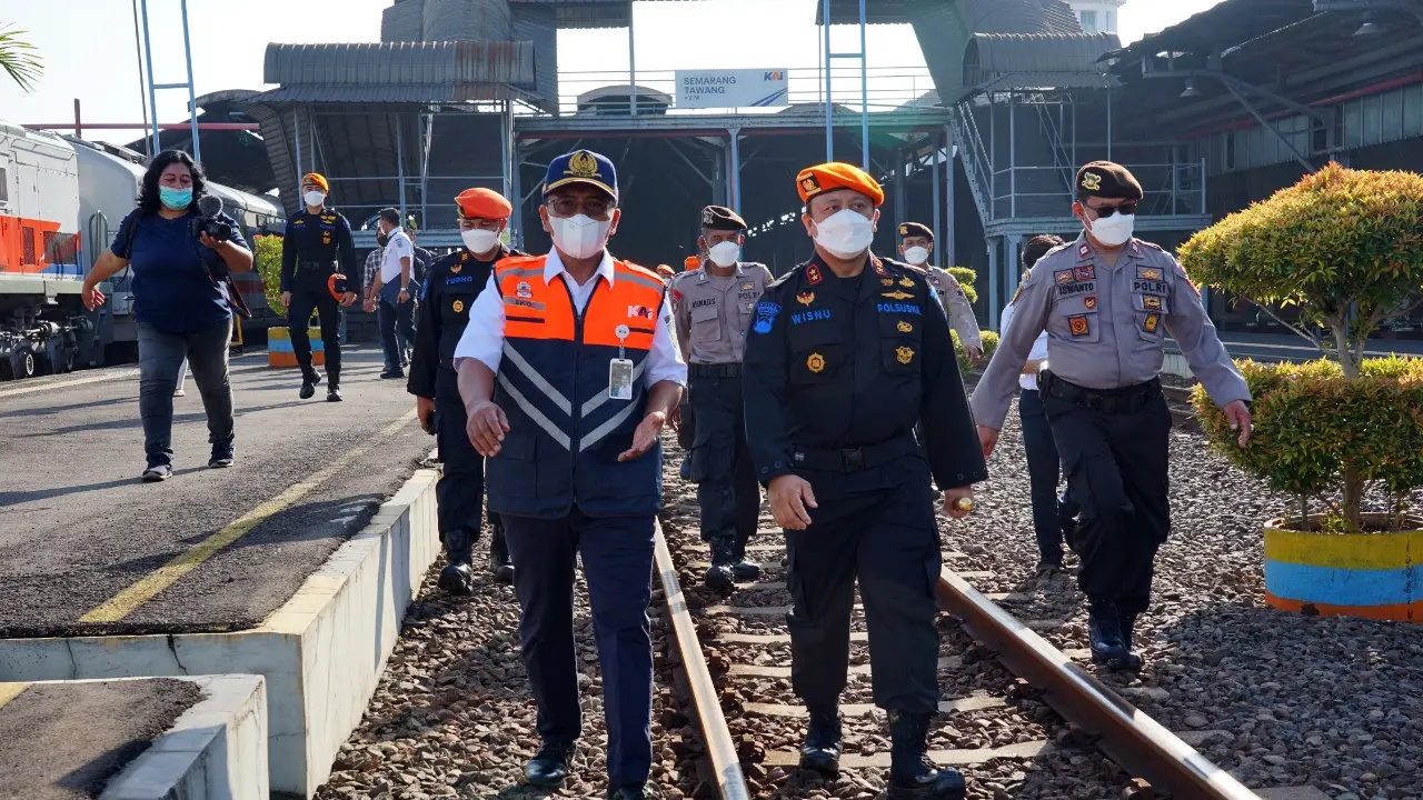 Foto Direktur Pengelolaan Sarana KAI, Eko Purwanto dan EVP KAI Daop 4 Semarang Wisnu Pramudyo
