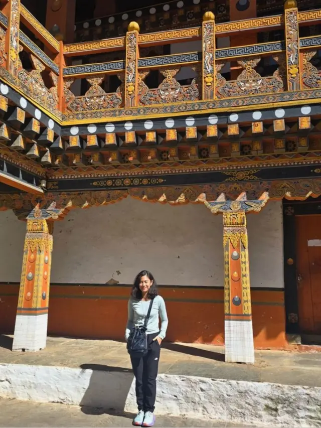 Dian Sastrowardoyo yang sedang liburan ke Bhutan (Instagram/@therealdisastr)