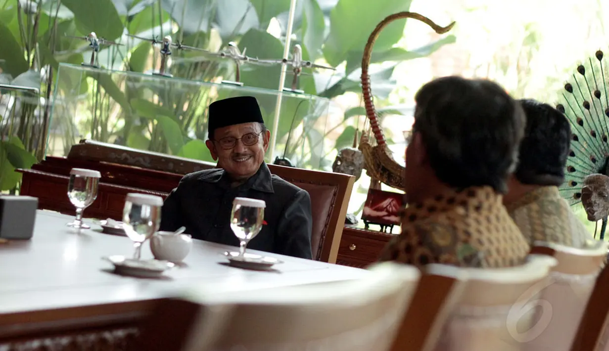 Presiden ke-3 RI, BJ Habibie (kiri) berbincang dengan Komisioner KPU di kediamannya di Jakarta, (29/12). BJ Habibie mendapat 'lifetime achievement award' dari KPU atas dedikasinya untuk Pemilu dan demokrasi di tanah air. (Liputan6.com/Faizal Fanani)