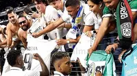 Pemain Real Madrid, Rodrygo Goes menandatangani bendera yang diduga dari seorang suporter PSS Sleman di Amerika Serikat. (Instagram)